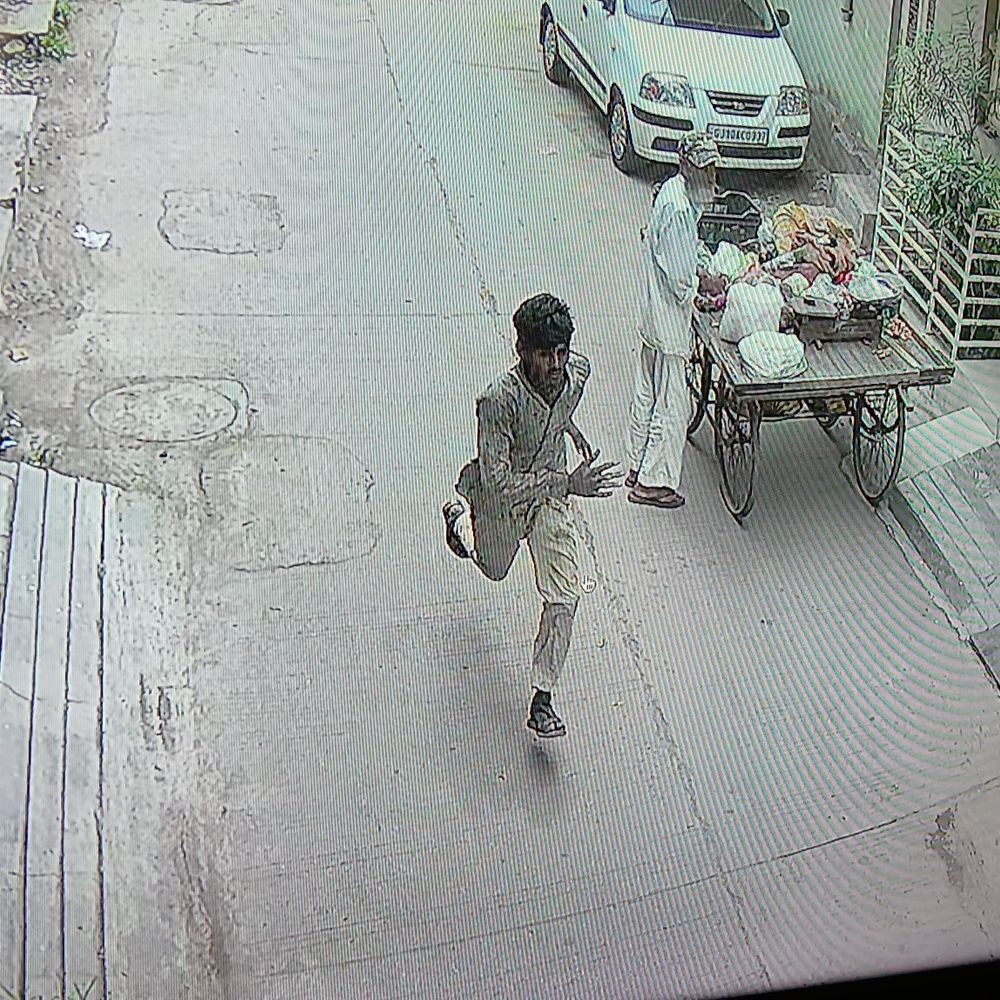 જામનગરમાં ધોળા દિવસે ચોરીનો પ્રયાસ, તસ્કર ફરાર: CCTV ફૂટેજના આધારે પોલીસ તપાસ શરૂ.