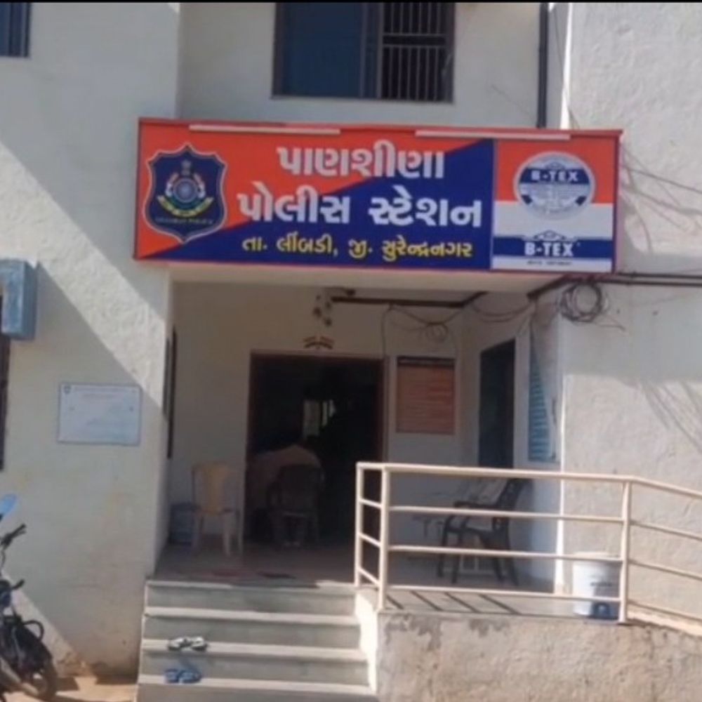 રાજકોટ: NRI મહિલાને ખોટા પ્રોહિબિશન કેસની ધમકી આપી 8 શખ્સોએ ₹49,000 પડાવ્યા.