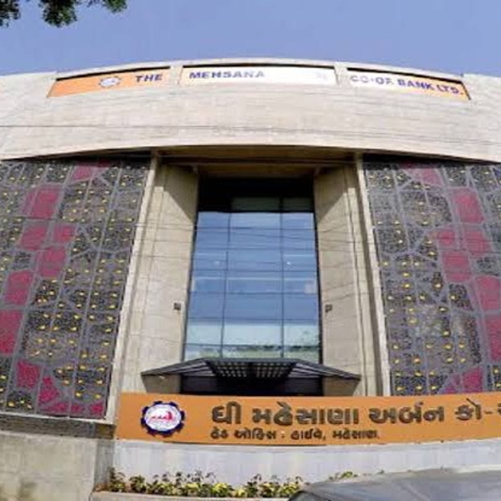 મહેસાણા અર્બન બેંક પેટાચૂંટણી: વિશ્વાસ પેનલનો ₹1000 કરોડ કૌભાંડ આરોપ, વિકાસ પેનલનો પલટવારથી રાજકારણ ગરમાયું.