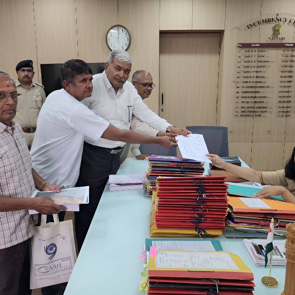 કલેકટરને આવેદન આપી કરાઈ માંગ:આદિવાસીઓના રહેઠાણને ગામતળ ગણી ટીપીની કપાતમાંથી મુક્તિ આપો