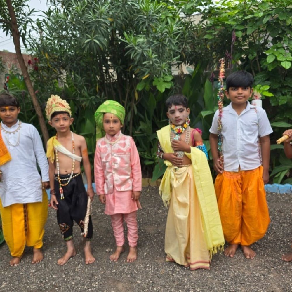 બગડ પ્રાથમિક શાળામાં શિક્ષણ પર્વની ઉજવણી: બાળકો રામ, કૃષ્ણ જેવા વેશમાં સજ્જ થયા. 'ટેન બેગલેસ ડે' ની અનોખી ઉજવણી.