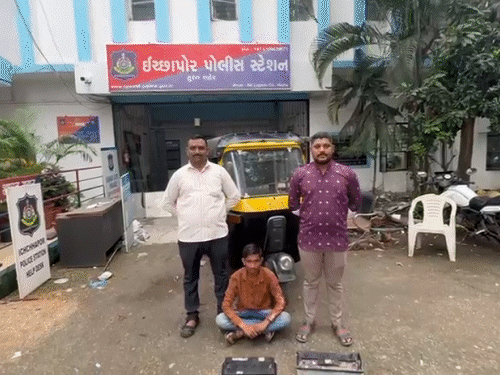રિક્ષાચાલક દિવસે રિક્ષા અને રાત્રે બેટરી ચોર: CCTVથી ઝડપાયો, 7 બેટરીની ચોરી કરી હતી.