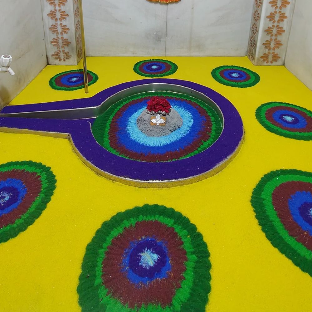 રાજગઢના વૈજનાથ દાદાને શ્રાવણમાં 6 કિલો રંગોથી મોરપીંછનો શણગાર અર્પણ કરાયો.