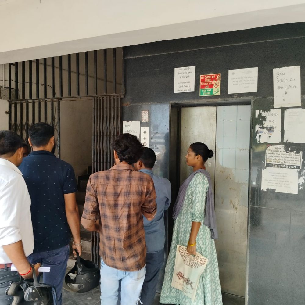 ગીતામંદિર આરોગ્ય ભવનમાં લિફ્ટ બંધ: મહિલાઓ-વૃદ્ધોને ત્રણ માળ ચડવાની ફરજ, રોજના 300થી વધુ લોકોને હાલાકી.