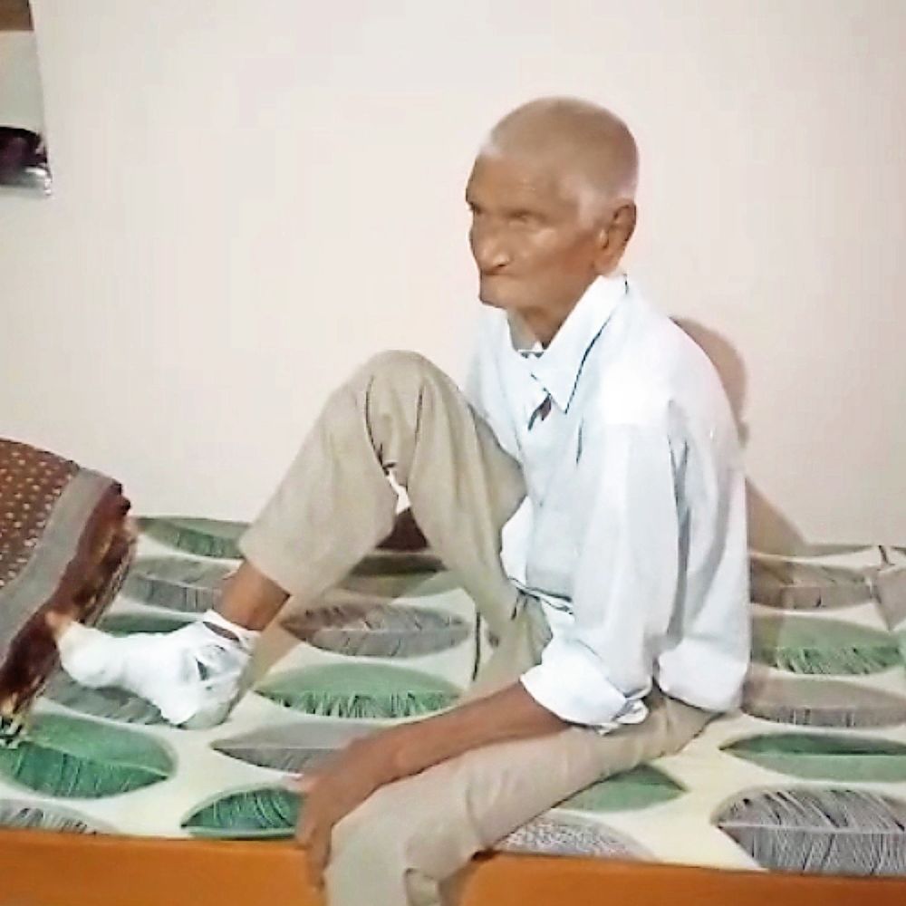 આરોગ્ય તંત્રની દોડધામ: જંતુ કરડવાથી પગમાં સોજો અને શંકાસ્પદ મોત, કારણો અસ્પષ્ટ.