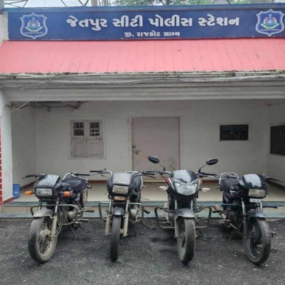વીરપુરના શખ્સ સાથે ગોંડલ અને જેતપુરમાંથી બાઇક ચોરી કર્યાની કબૂલાત.