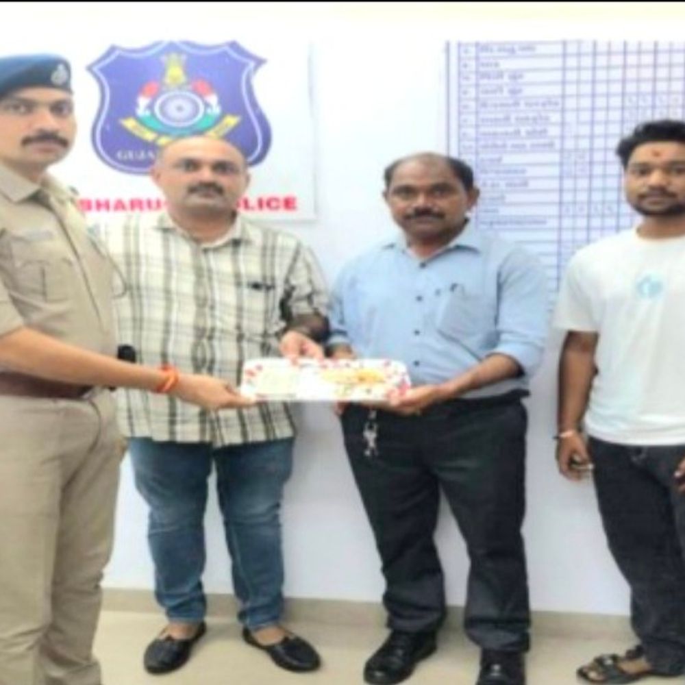 ભરૂચ પોલીસે ચોરાયેલા દાગીના અને મોબાઇલ તેમના માલિકોને પરત કર્યા.