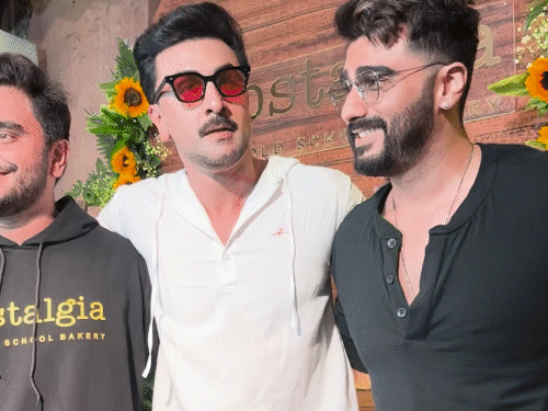 'ઈસકો બોલ ખાના ખીલાને':રણબીરે ધરાહાર અર્જુન કપૂર પાસે પાર્ટી લીધી, 'ફ્રેન્ડશિપ ડે' પહેલાં મિત્રો સાથે જલસો; એક્ટર પર ચડ્યું 'સૈયારા'નું ભૂત