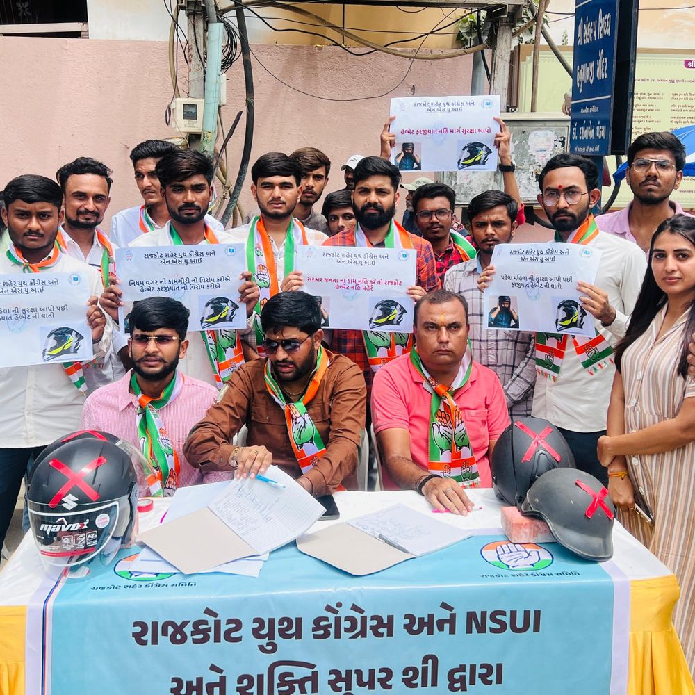 રાજકોટમાં હેલ્મેટ ફરજિયાતને NSUI-કોંગ્રેસ દ્વારા કાળો કાયદો ગણાવાયો; રસ્તા રિપેર કરાવી હેલ્મેટ ફરજિયાત કરોની માંગ.