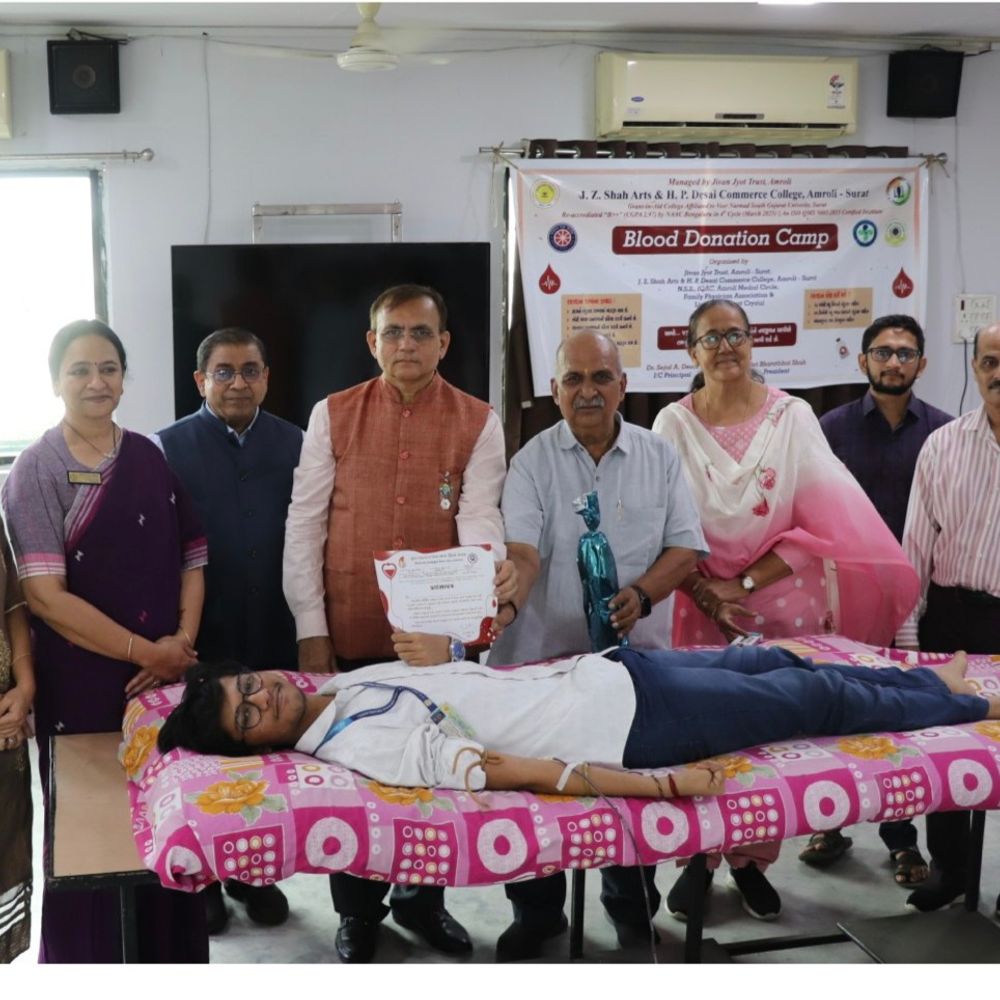 અમરોલીની જે.ઝેડ.શાહ કૉલેજમાં રક્તદાન શિબિર:વિદ્યાર્થીઓ અને સ્ટાફે ઉત્સાહભેર ભાગ લઈ 54 રક્ત બેગ એકત્ર કરી