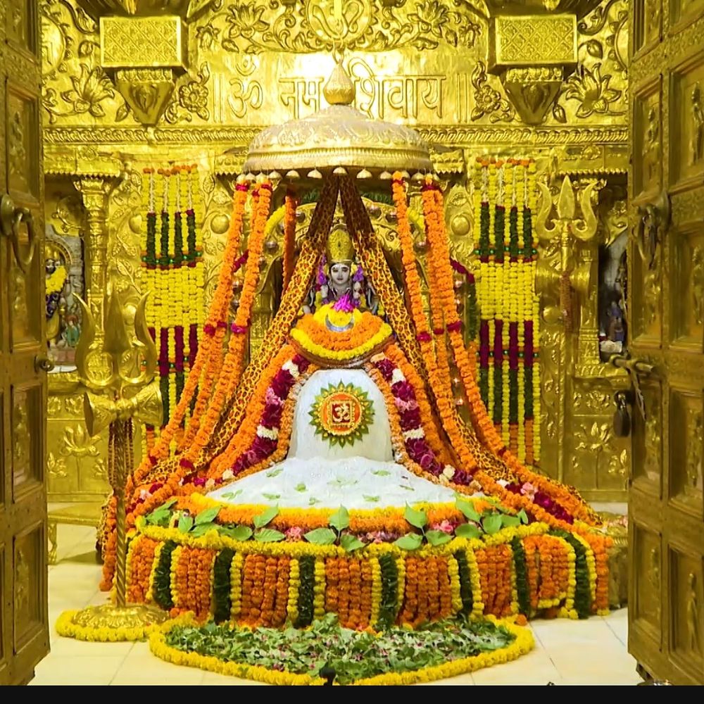 શ્રાવણ શુક્લ અષ્ટમી-નવમીએ સોમનાથ મહાદેવનો ભસ્મ શૃંગાર:પ્રથમ જ્યોતિર્લિંગને શિવજીને પ્રિય એવી ભસ્મથી સજાવાયું, ભાવિકો દર્શન કરી અભિભૂત
