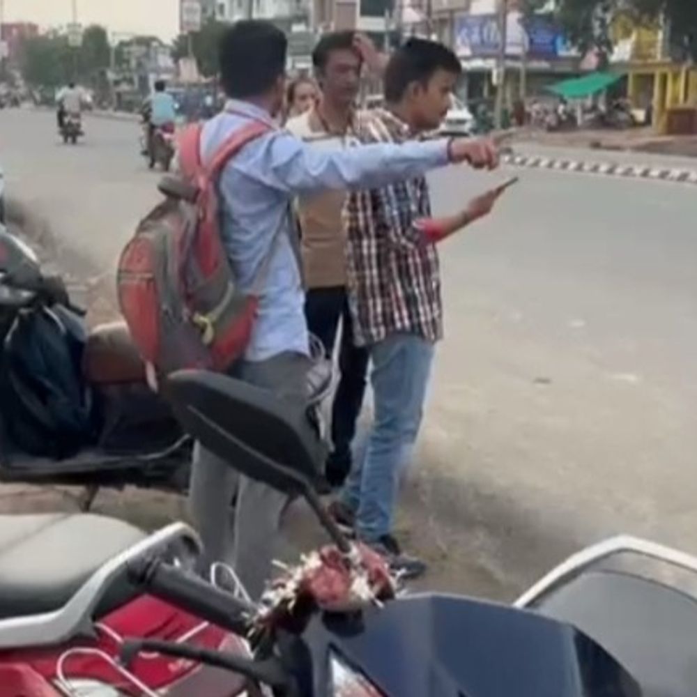 મહેસાણામાં રખડાતા ઢોરનો ત્રાસ યથાવત્:રાધનપુર રોડ પર ગાયે બાઈકસવારને અડફેટે લેતા યુવક રોડ પર પટકાયો, હાથ-પગ અને બરડાના ભાગે ગંભીર ઈજા