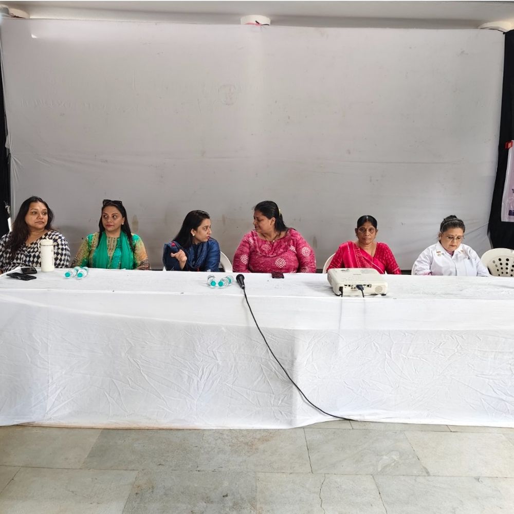 ફિક્કી ફ્લો વડોદરાનું ‘ફ્લો કવચ’: અંકોડિયા ગામની શાળામાં મેનોપોઝ અને બ્રેસ્ટ કેન્સર જાગૃતિ કાર્યક્રમ યોજાયો.