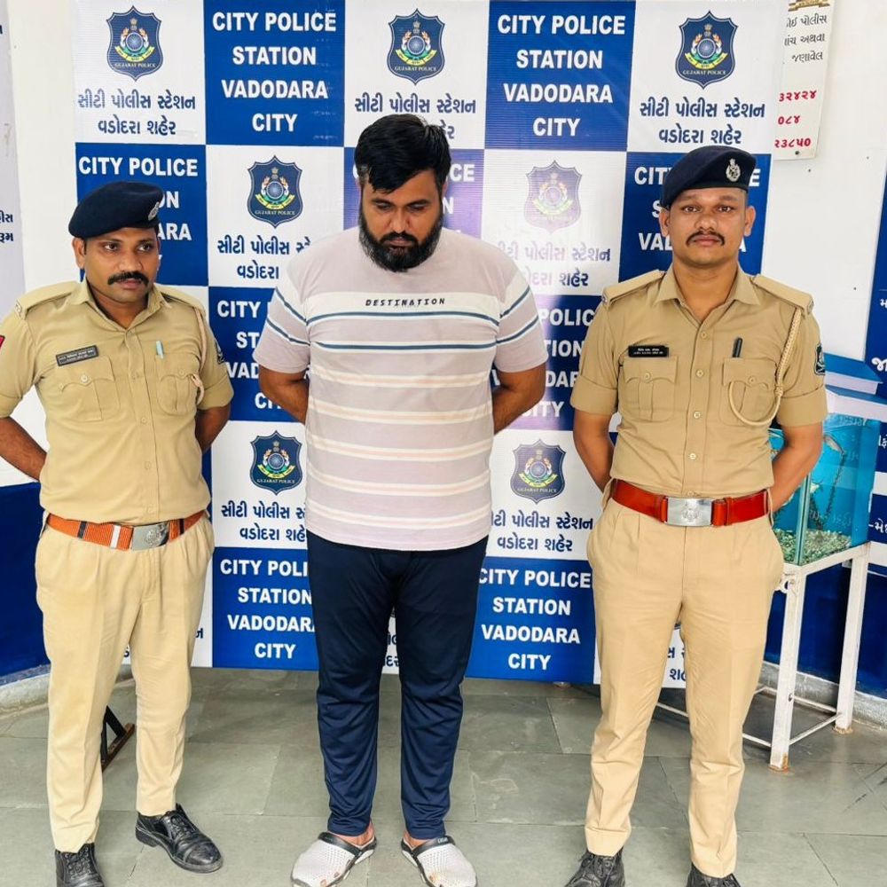 ખોટા સહી-સિક્કા કરી દસ્તાવેજો બનાવ્યા બદલ ધરપકડ: BJP કોર્પોરેટરના નામથી આધારકાર્ડમાં સુધારો કરનાર આરોપીની પોલીસે ધરપકડ.