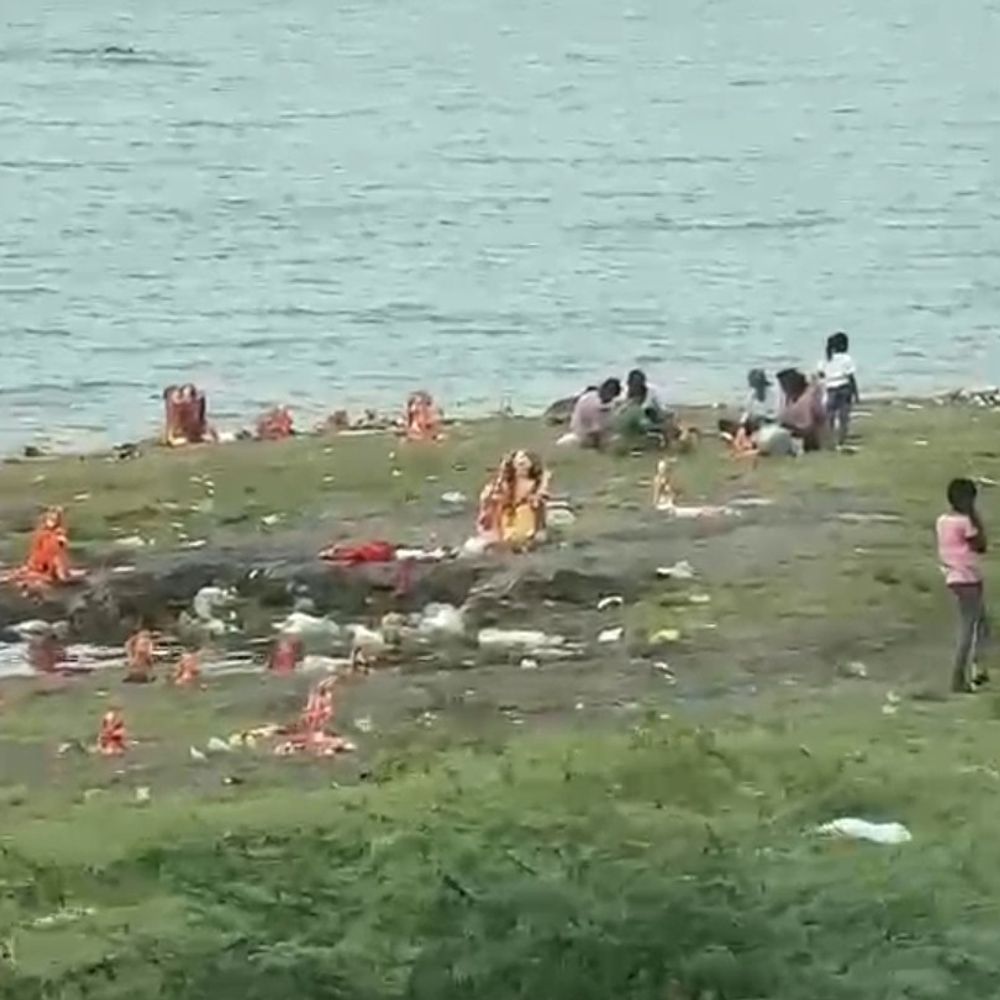 કૃત્રિમ કુંડના અભાવે નદી કાંઠે દશામાની મૂર્તિઓ રઝળી: રાજકોટ આજીડેમ ખાતે શ્રદ્ધાળુઓની આસ્થાને ઠેસ પહોંચાડતા દૃશ્યો.