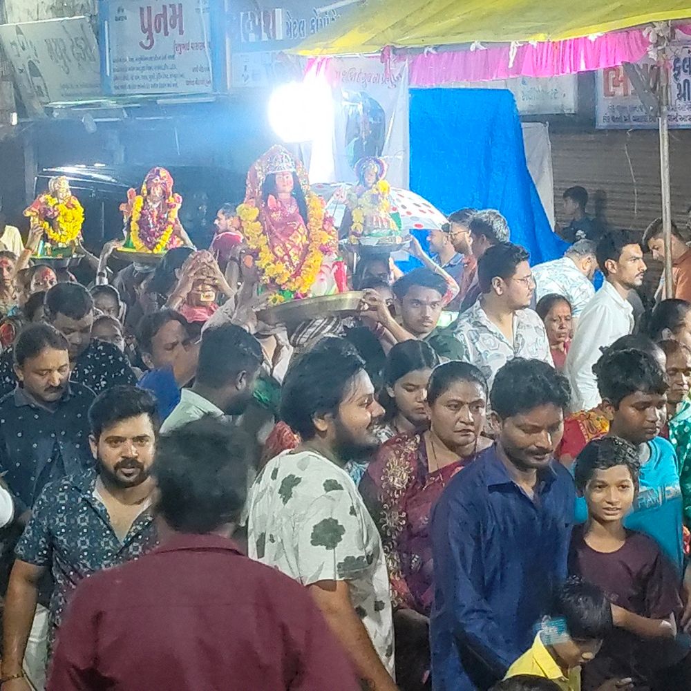 ગોધરામાં મા દશામાની શોભાયાત્રા: દસ દિવસના આતિથ્ય બાદ રામસાગર તળાવમાં વિસર્જન કરાયું.