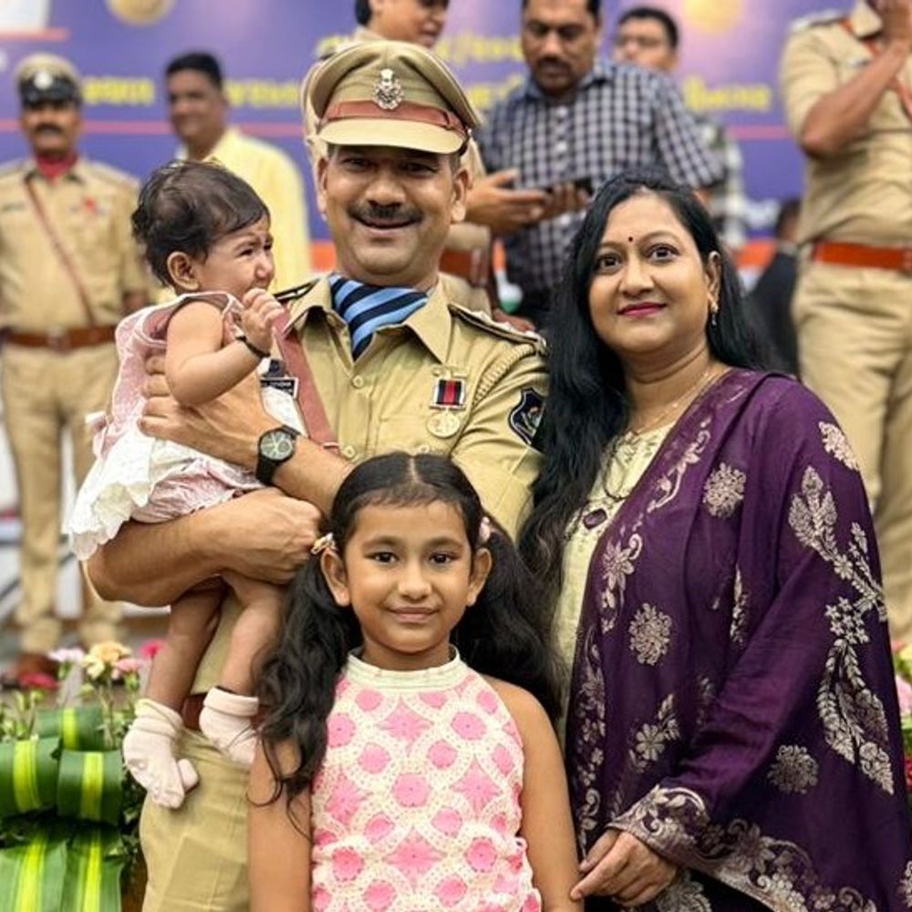 ચંદ્રક અલંકરણ સમારોહ: જામનગર ગ્રામ્ય DYSP રાજેન્દ્ર દેવધાને મુખ્યમંત્રીના હસ્તે રાષ્ટ્રપતિ ચંદ્રક એનાયત કરાયો.