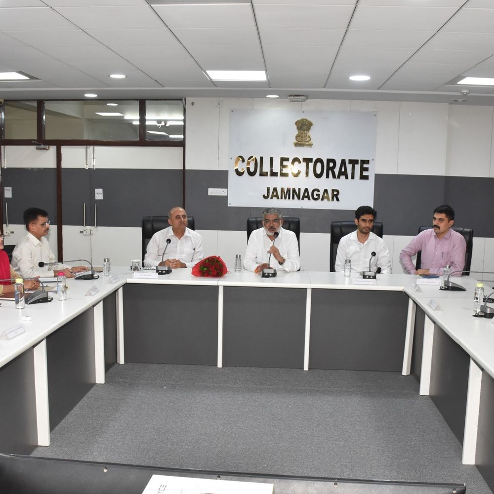 જામનગરમાં પ્રભારી મંત્રીની અધ્યક્ષતામાં બેઠક યોજાઇ, જેમાં લોક પ્રશ્નોના ઝડપી નિરાકરણ માટે ચર્ચા કરવામાં આવી.