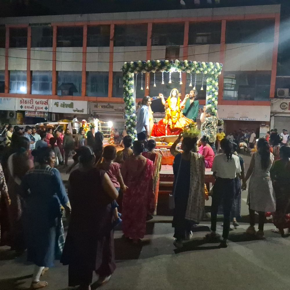 વલસાડમાં Dashamaaની વિસર્જન યાત્રા: શહેરમાં "જય માતાજી" ના નાદથી ભક્તિમય માહોલ.