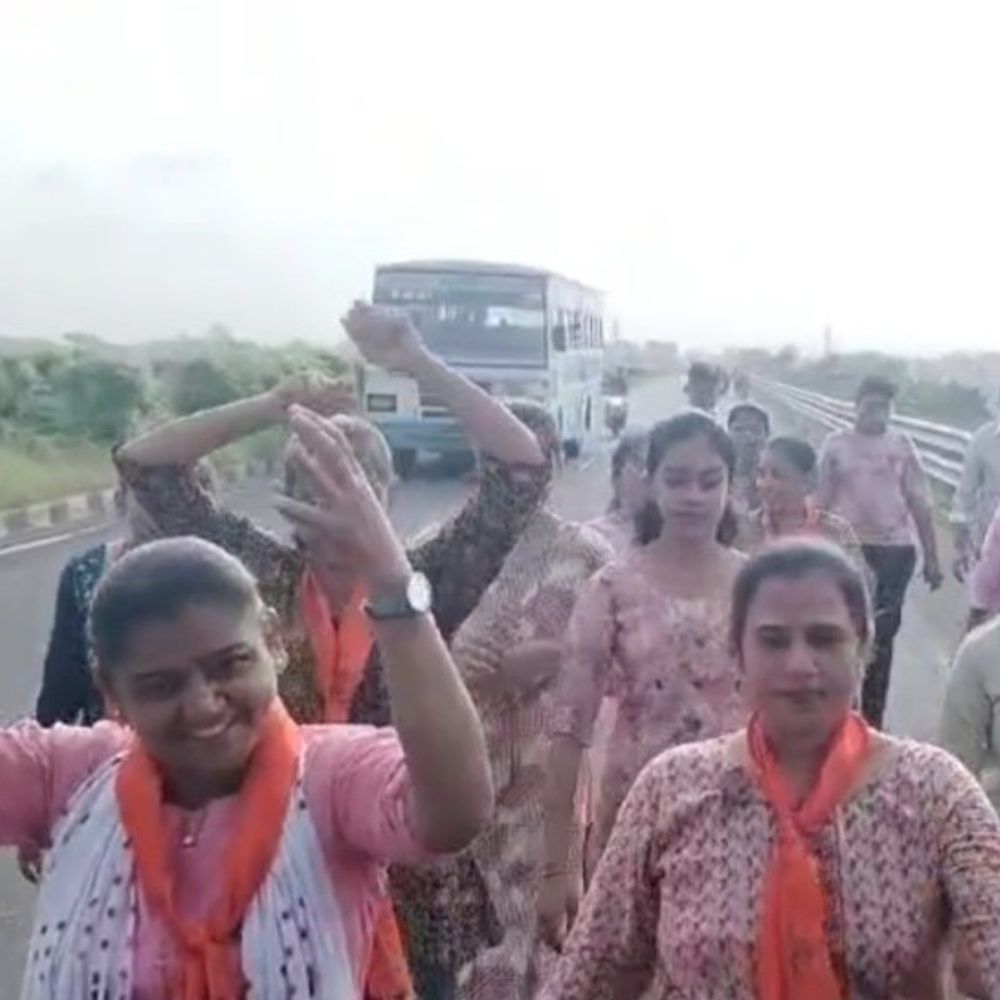 માલપુરથી મોડાસા ઉમિયા મંદિર પદયાત્રા સંઘ: ભક્તો ધજા-ગરબા સાથે જોડાયા, મંદિર મીની ઉંઝા તરીકે ઓળખાય છે.