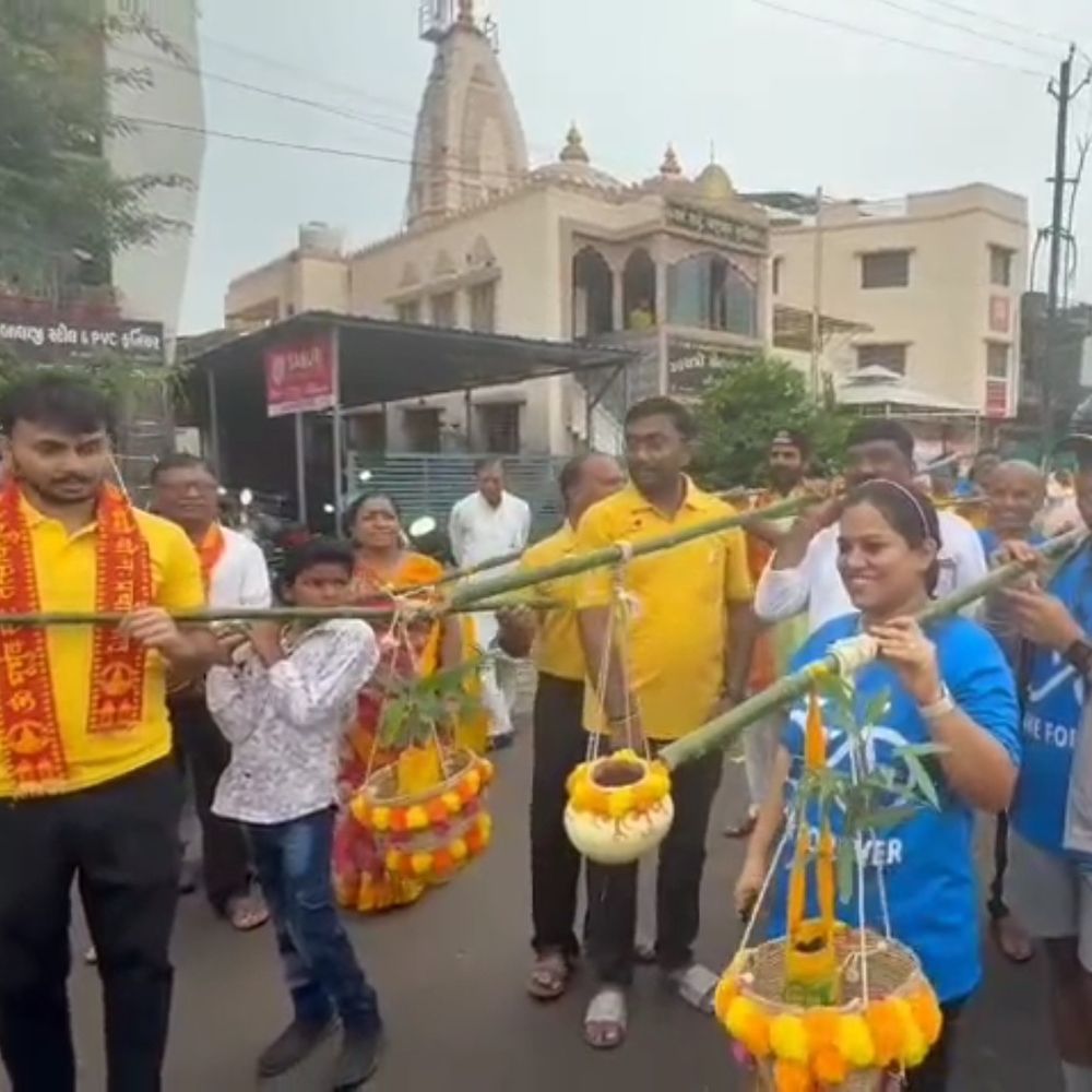 મોડાસામાં ગાયત્રી પરિવાર દ્વારા વૃક્ષ કાવડયાત્રા: પર્યાવરણ જાગૃતિ માટે કલેક્ટરે લીલી ઝંડી આપી, ઉમિયા મંદિર સુધી યાત્રા યોજાઈ.