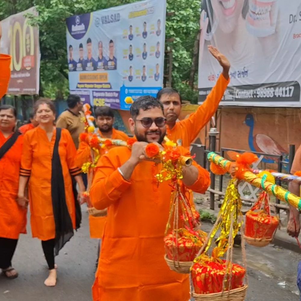 વલસાડમાં શ્રાવણ માસમાં અગ્રવાલ સમાજની કાવડ યાત્રા: ઔરંગા નદીથી તડકેશ્વર મંદિરમાં શિવ અભિષેક.