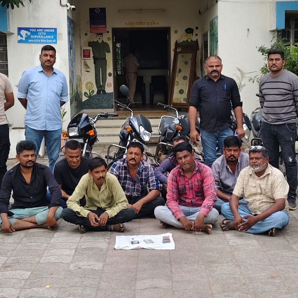 હિંમતનગર ગ્રામ્ય પોલીસ રેડ: કાનડા ગામેથી ગંજીપાનાથી જુગાર રમતા 8 શખ્સો ઝડપાયા, રૂ. 93 હજારનો મુદ્દામાલ જપ્ત.