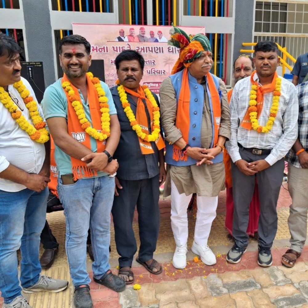 મોડાસાના ધારાસભ્ય ભીખુસિંહ પરમારે લાલપુર ગામે ખાટલા બેઠક યોજી ગ્રામજનોનું રજવાડી પાઘડી પહેરાવી સ્વાગત કર્યું.