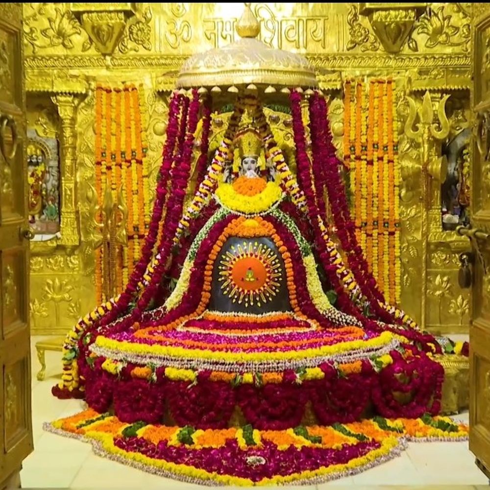 સોમનાથ મહાદેવને સૂર્ય દર્શન શૃંગાર: શ્રાવણ શુક્લ નવમીએ વિશેષ શણગાર અને પ્રાચીન 12 સૂર્યમંદિરોની સ્મૃતિ કરાવાઈ.
