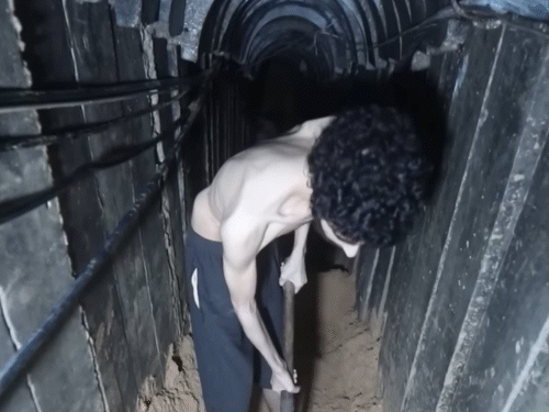પોતાની જ કબર ખોદી રહ્યો છે ઈઝરાયલી બંધક, VIDEO:અમેરિકાના હથિયારો મૂકવાના દાવા પર હમાસે કહ્યું - જ્યાં સુધી પેલેસ્ટિનિયન સ્વતંત્ર રાજ્ય ન બને ત્યાં સુધી અમે લડીશું