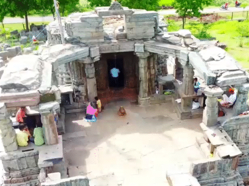 બાવકા મહાદેવ મંદિરે શ્રાવણના સોમવારે ભક્તોની ભીડ: 'ગુજરાતનું ખજૂરાહો', 14 કિમી દૂર, મહાભારતકાળનું શિવ મંદિર.
