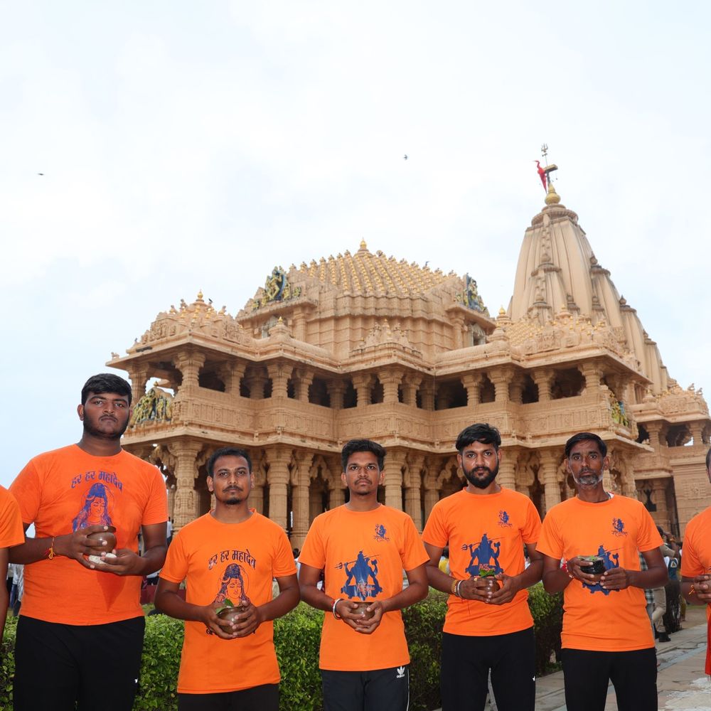 સોમનાથ મંદિરે દૂરથી ભક્તો જળ કાવડયાત્રા રૂપે પધાર્યા: ભરૂચથી યુવાનો નર્મદાજળ લઈ પહોંચ્યા, શ્રદ્ધાળુઓ અભિષેક માટે આવ્યા.
