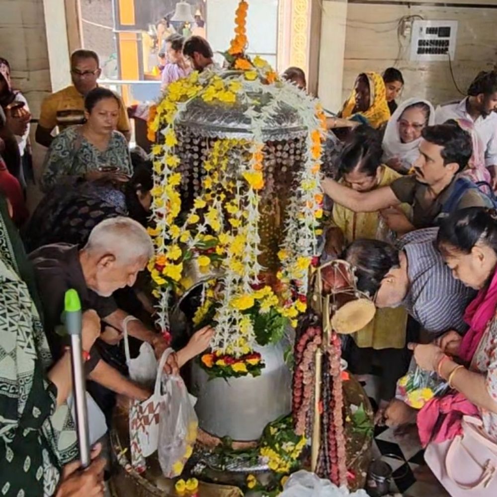 વિશ્વના એકમાત્ર 2351 KG પારા શિવલિંગના દર્શન: પારદેશ્વર મહાદેવ મંદિરે ભક્તોની ભીડ, જળ, દૂધ, બીલીપત્રથી અભિષેક.