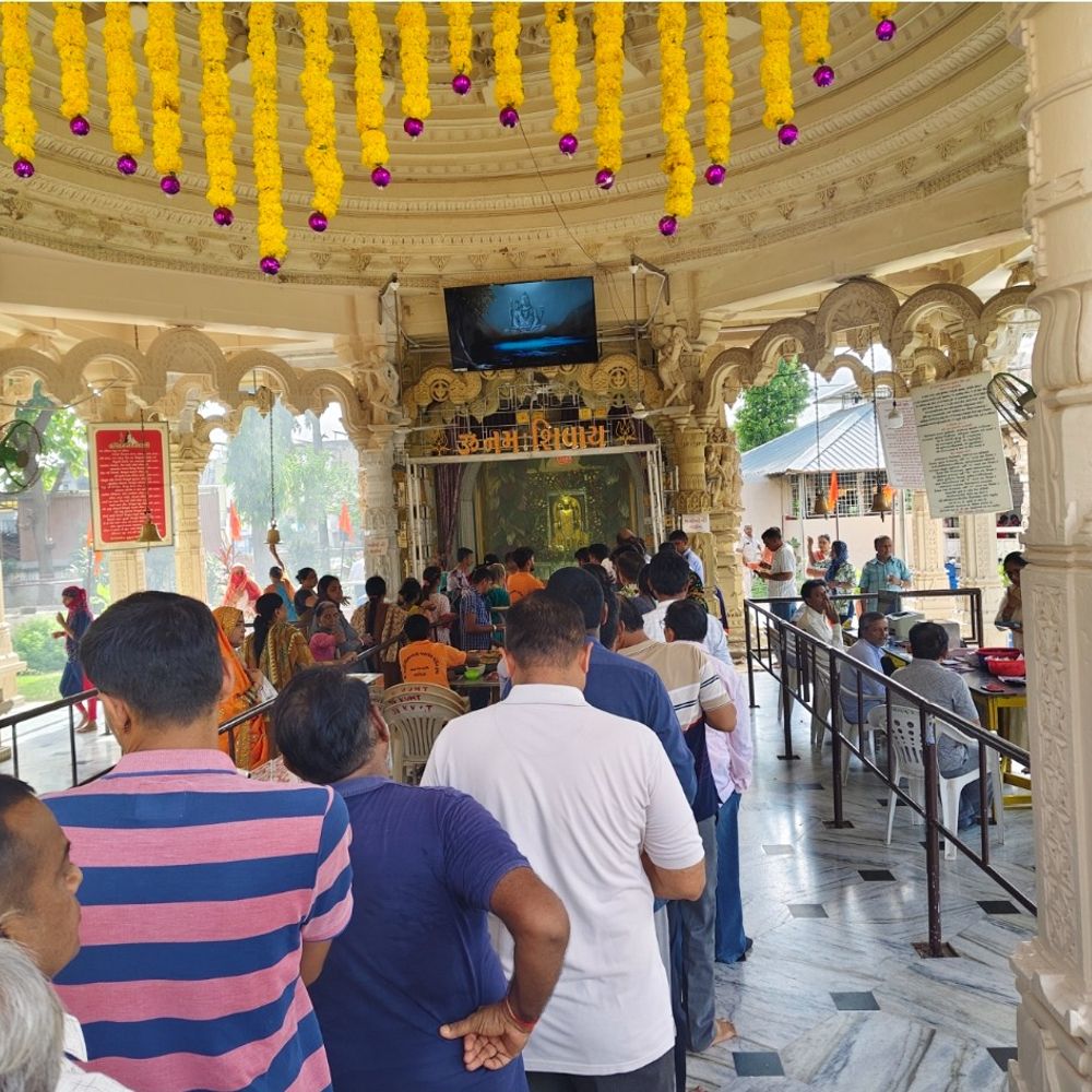 બમ ભોલેના નાદથી ગુંજતા શિવાલયો: શ્રાવણના બીજા સોમવારે ભક્તોની ભીડ, શ્રી કાશી વિશ્વનાથ મહાદેવ મંદિરમાં લાઈનો લાગી.