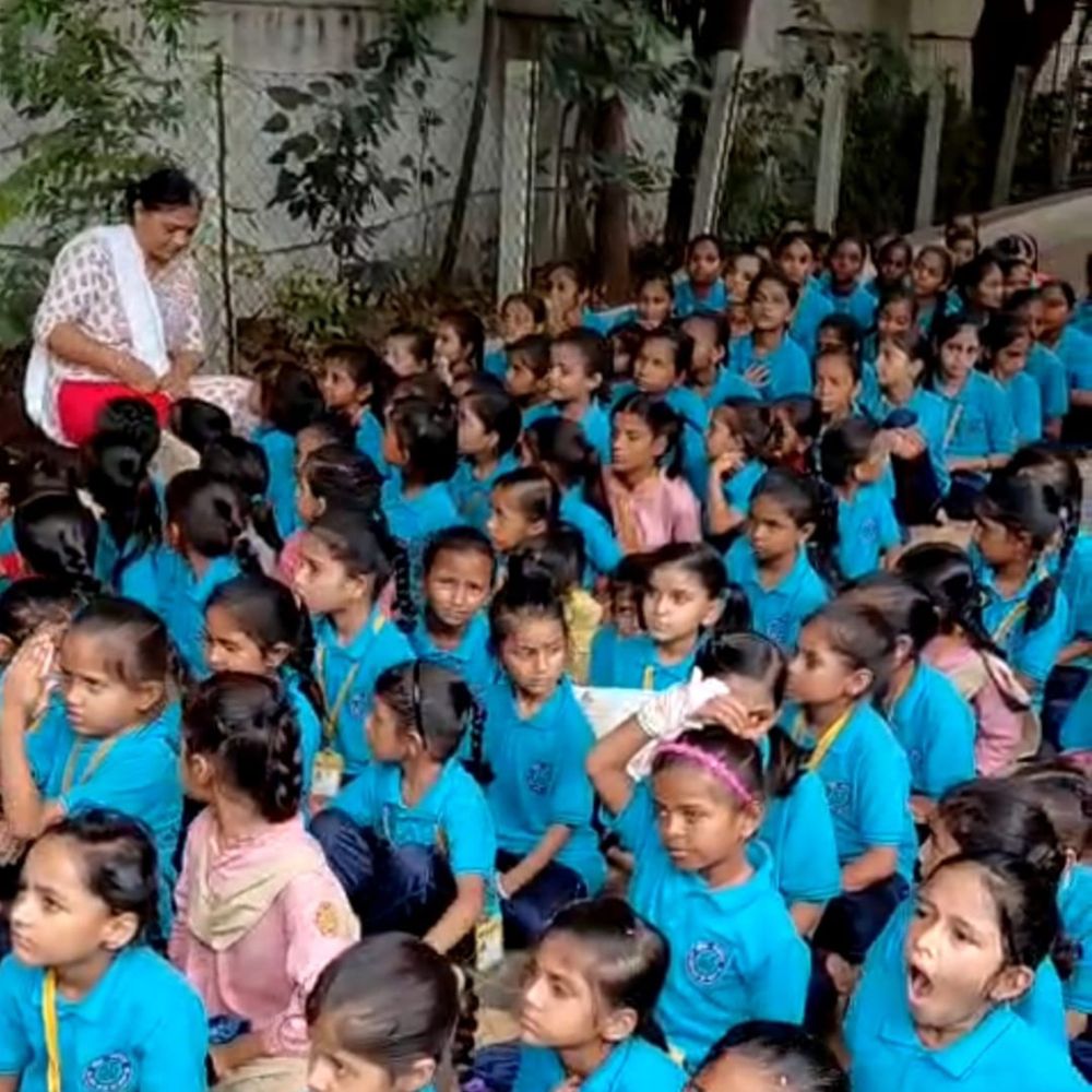 જામનગરમાં પ્લાસ્ટિક બેગ્સનો ઉપયોગ બંધ કરવા અપીલ: શાળા નં. 55માં 226 વિદ્યાર્થીનીઓને કપડાંની થેલીઓ અપાઈ.