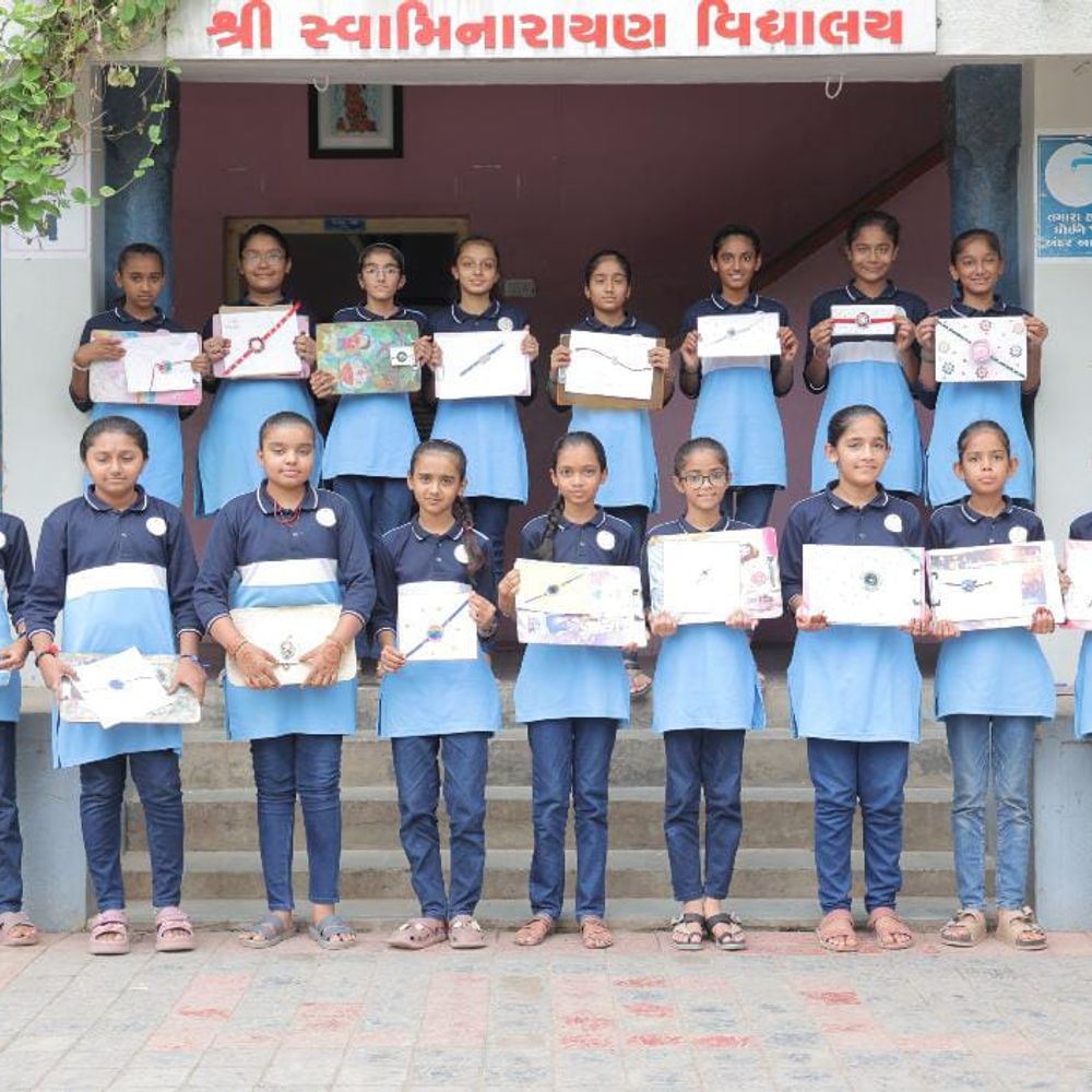વિસાવદર સ્વામિનારાયણ ગુરૂકુળમાં ધોરણ 4થી 8નાં છાત્રો માટે રાખડી સ્પર્ધા યોજાઈ.