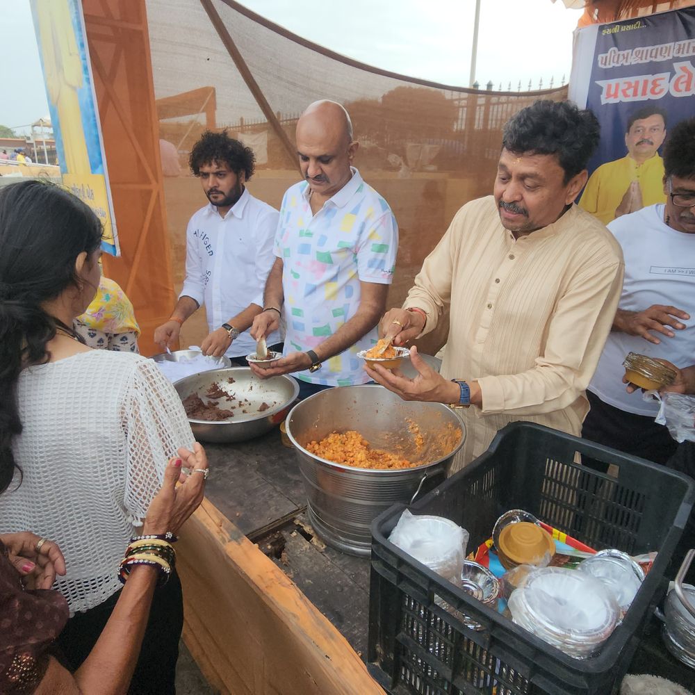 સોમનાથ: ભજન, ભક્તિ અને ભોજનનો ત્રિવેણી સંગમ, અમદાવાદના શિવભક્ત દ્વારા 12 વર્ષથી વિનામૂલ્યે ફરાળ પ્રસાદ.