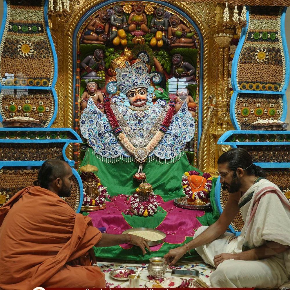 શ્રી કષ્ટભંજનદેવ હનુમાનજીનું દિવ્ય રાજોપચાર પૂજન: સાળંગપુરધામ મંદિરમાં ભક્તોએ દર્શનનો લાભ લીધો.