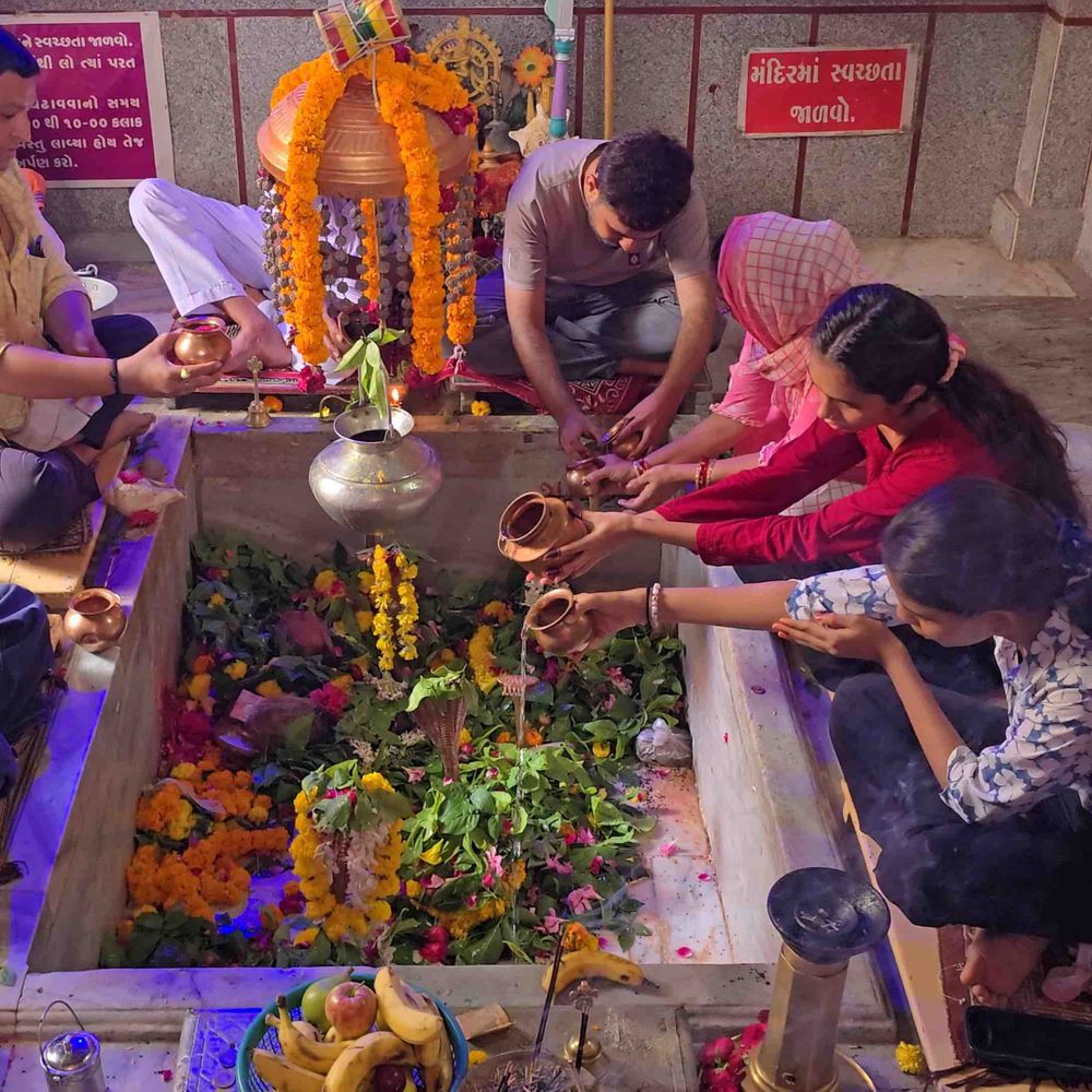 શ્રાવણના બીજા સોમવારે પાટણના શિવાલયો `હર હર ભોલે`ના નાદથી ગુંજ્યા, ભક્તોએ પૂજા કરી.
