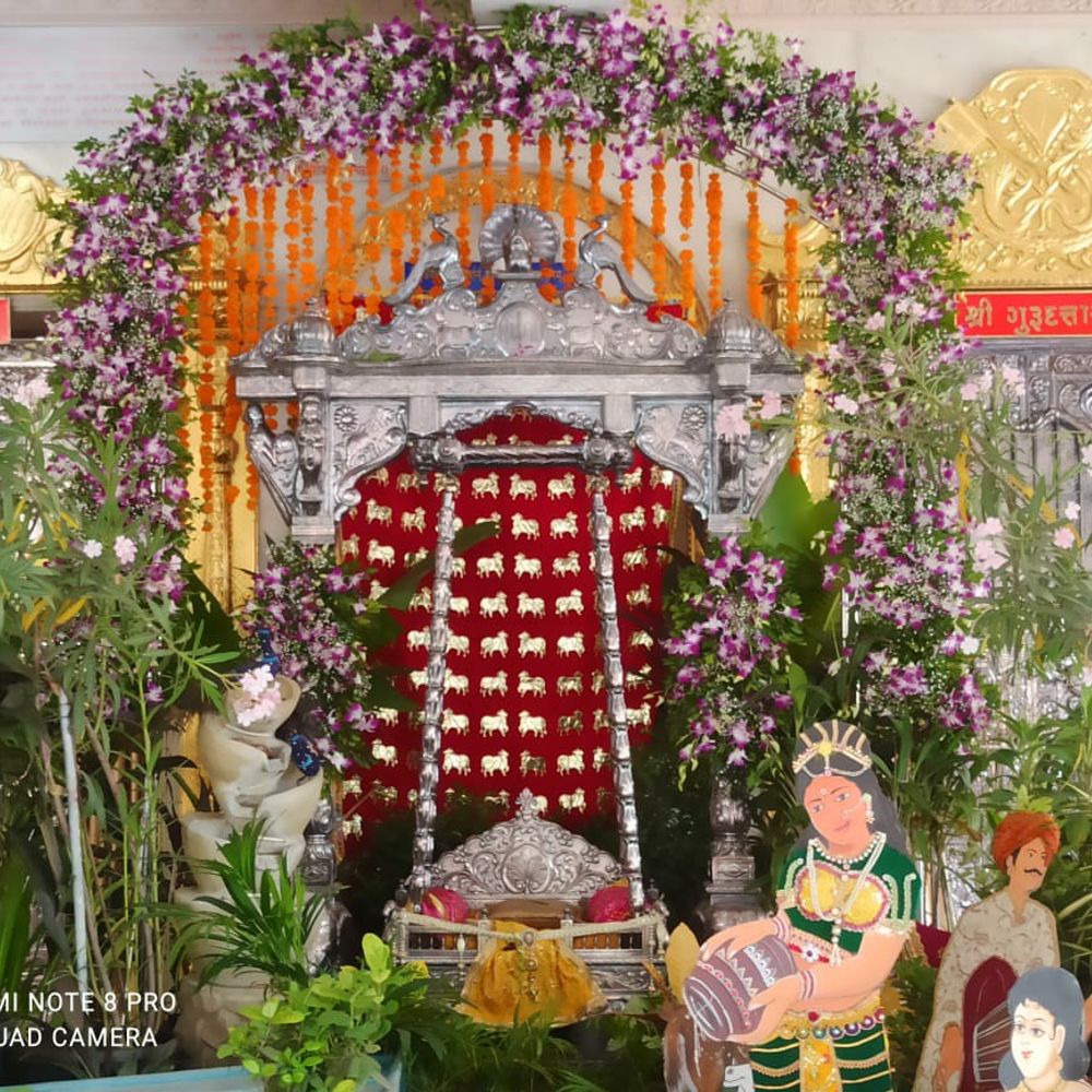 ભગવાન શ્રીકૃષ્ણના હિંડોળા દર્શન: શ્રાવણ માસમાં જમાલપુર જગન્નાથ મંદિરમાં ફૂલોથી શણગારેલા હિંડોળાનો ભક્તોએ લાભ લીધો.