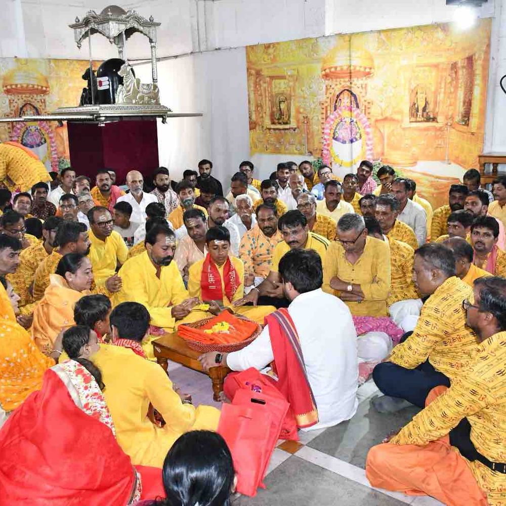 સાવરકુંડલા પદયાત્રા સંઘની સોમનાથ યાત્રા: શિવભક્તો દ્વારા Somnath મંદિરમાં દિવ્યધજા ચઢાવી, વિશ્વ શાંતિ માટે પ્રાર્થના.