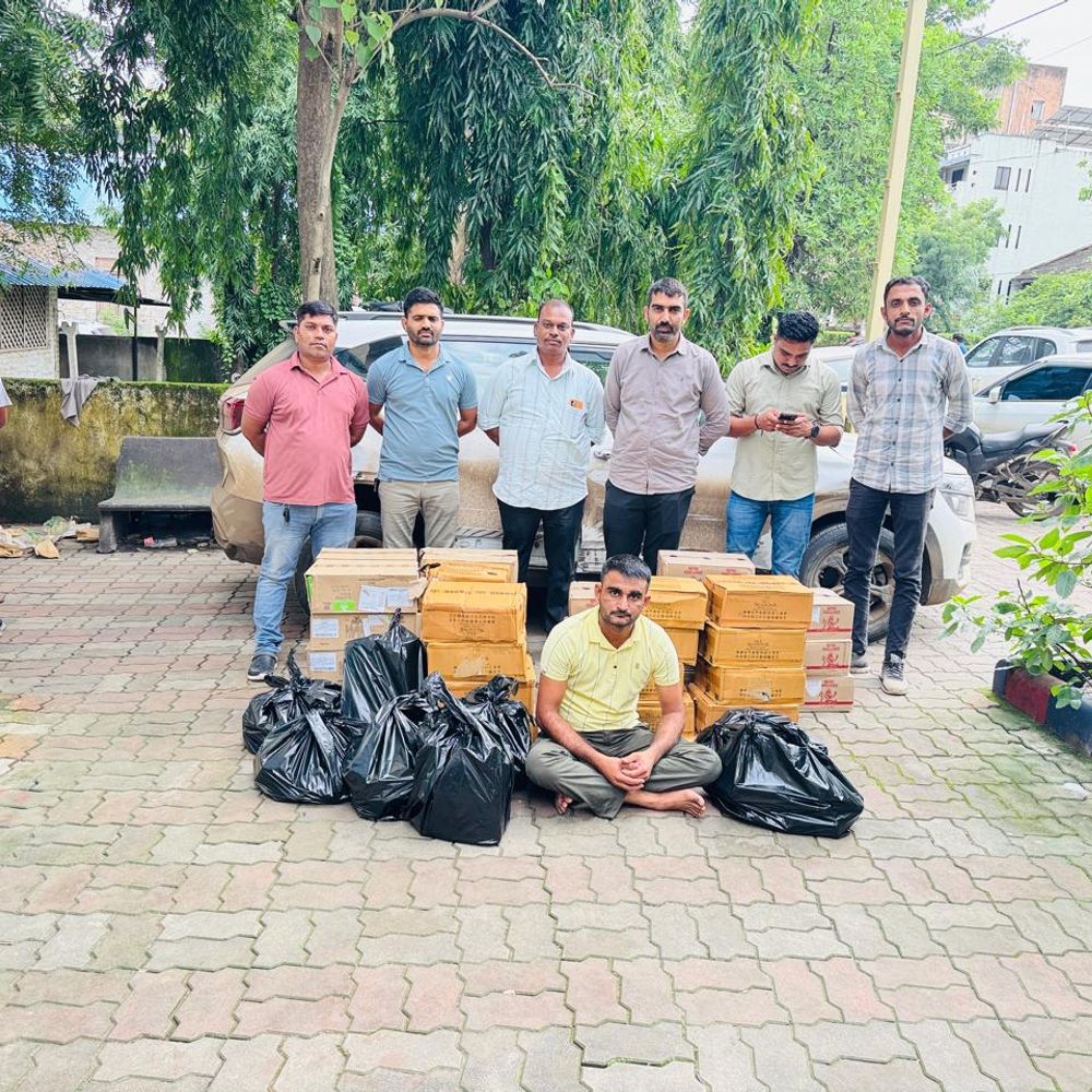 સરેયા ગામે કારમાંથી દારૂ સાથે આરોપી ઝડપાયો, રૂ. 12.16 લાખનો મુદ્દામાલ જપ્ત.