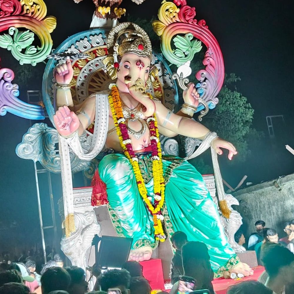 વલસાડના લોકોશેડમાં સમ્રાટ કા રાજા શ્રીજીનું ભવ્ય આગમન, ભક્તોની ભારે ભીડ.