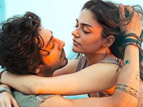 મોહિત સૂરીની 'સૈયારા'એ ઇતિહાસ રચ્યો!:અહાન પાંડે અને અનીત પડ્ડા ડેબ્યૂ ફિલ્મથી જ 300 કરોડ ક્લબમાં પહોંચનારા પહેલા એક્ટર્સ બન્યા