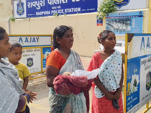 'પતિએ જિંદગી બગાડી': માતાનું રૂદન, પોલીસે ભગાડ્યા, મદદ માંગતા કહ્યું-કોઈ જવાબદારી લેવા તૈયાર નથી.