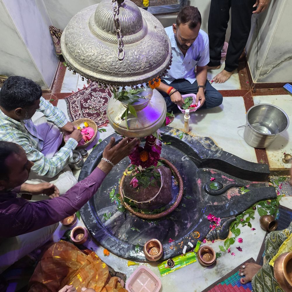 શ્રાવણ માસનો બીજો સોમવાર: હિંમતનગરના શિવાલયોમાં ભક્તોની ભીડ, ભોલેશ્વર મંદિરે વિદ્યાર્થીઓએ દર્શન કર્યા.
