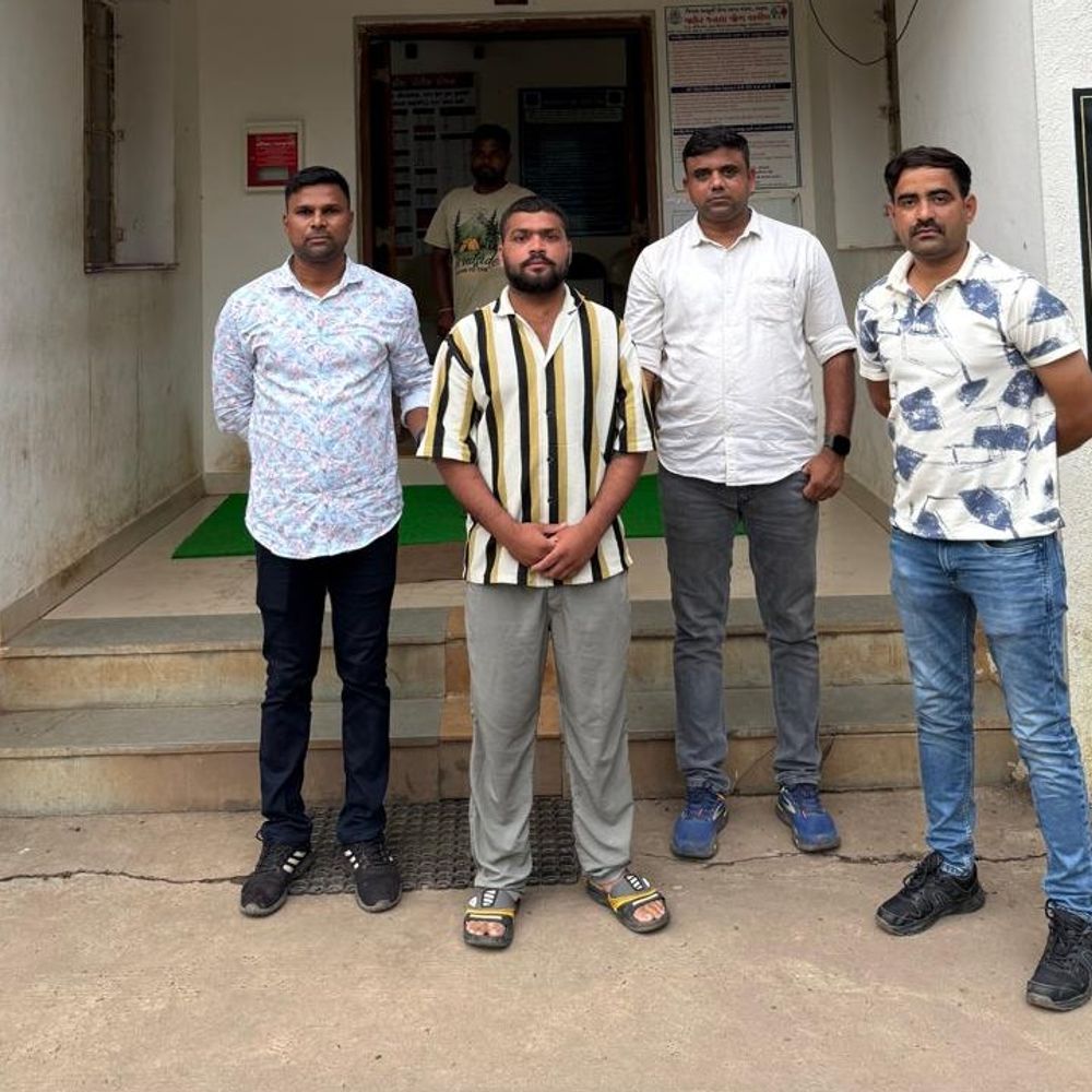 પ્રોહીબિશન કેસનો વોન્ટેડ આરોપી ભરૂચ LCB દ્વારા પકડાયો, જે ઉમરપાડાના વાડી ગામના કેસમાં સંડોવાયેલ હતો.