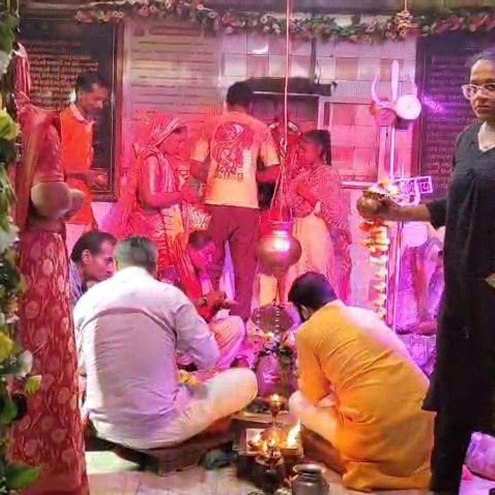 છોટા ઉદેપુરના જાગનાથ મહાદેવ મંદિરે ભક્તોની ભીડ: 800 વર્ષ જૂનું શિવલિંગ અને મંગળવારની પૂજાનું મહત્વ.