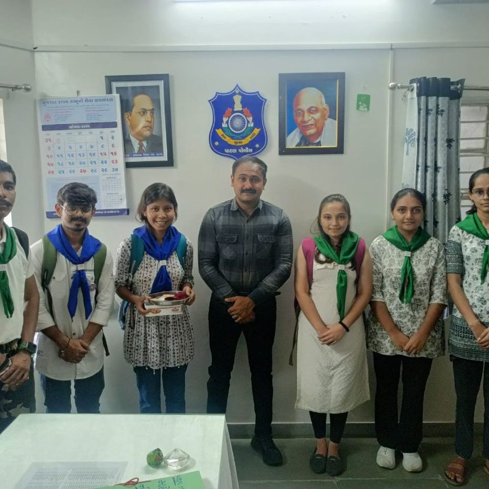 NSS સ્વયંસેવકોએ પાટણ પોલીસ સાથે રક્ષાબંધન ઉજવી: વિદ્યાર્થીઓએ પોલીસ સ્ટેશનમાં જઈ અધિકારીઓને રાખડી બાંધી.