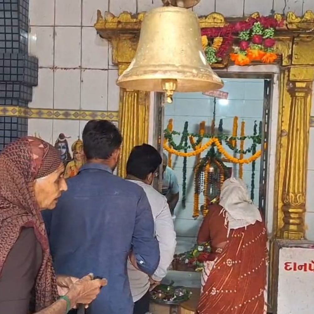 જૂનાગઢ: ઇન્દ્રેશ્વર મહાદેવ મંદિરે શ્રાવણના બીજા સોમવારે ભક્તોની ભીડ, ભોળાનાથનો રુદ્રાભિષેક અને મંદિરના ઇતિહાસની માહિતી.